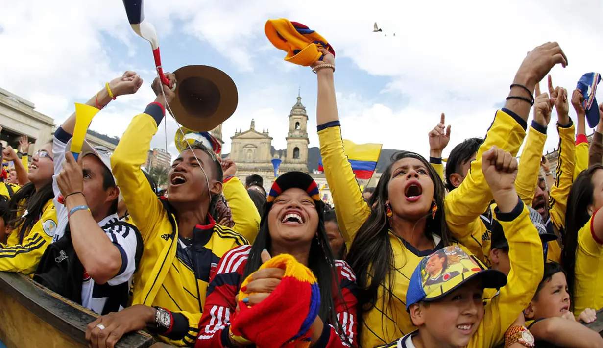 Bolivar Square, Bogota, (28/6/2014) bergemuruh ketika Warga Kolombia bersorak saat James Rodriguez mencetak gol kedua dan memastikan kemenangan atas Uruguay 2-0 di Stadion Maracana, Rio de Janeiro, (29/6/2014). (REUTERS/John Vizcaino)