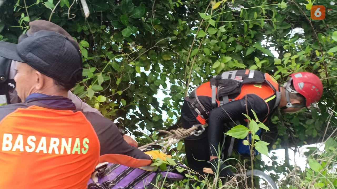 Evakuasi Wisatawan Terjatuh di Tebing Broken Beach