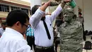 Seorang pengunjukrasa dari Aliansi Masyarakat Peduli Tata Ruang Yogyakarta megelar aksi teatrikal  manusia semen di Gedung DPRD DIY, (29/2). Mereka menuntut keseimbangan dalam fungsi dan kepemilikan ruang dengan masyarakat. (Liputan6.com/Boy Harjanto)