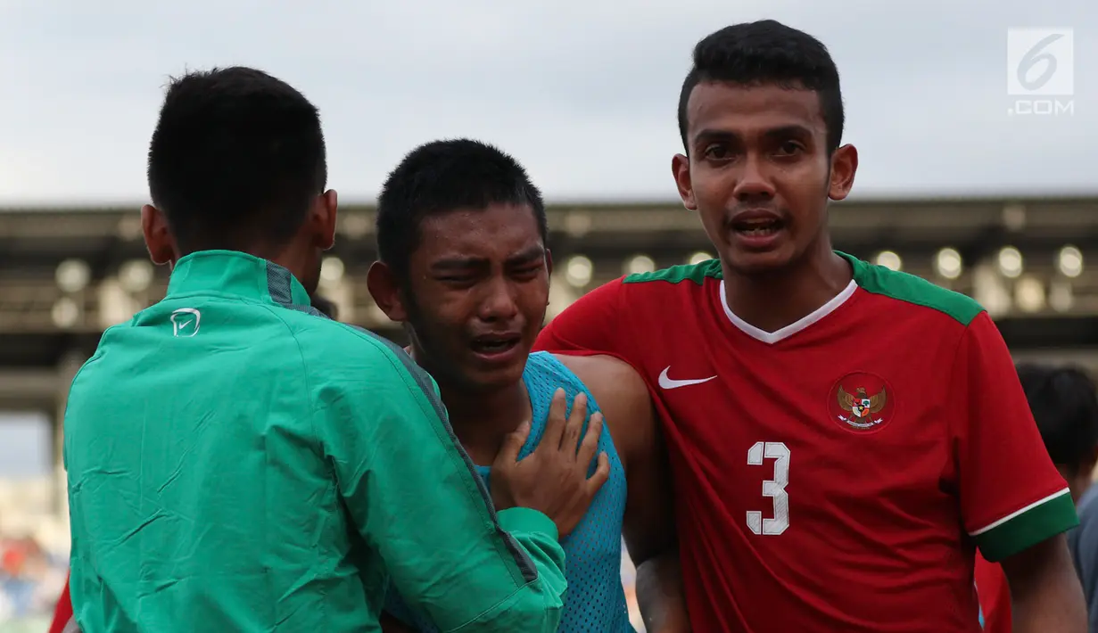 Pemain Timnas Indonesia U-19 menangis usai takluk dari Thailand di Piala AFF U-18 2017 di Stadion Thuwunna, Yangon, Jumat (15/9). Timnas Indonesia U-19 gagal ke final usai kalah 2-3 (0-0) dari Thailand lewat drama adu penalti. (Liputan6.com/Yoppy Renato)
