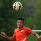 Maman Abdurrahman saat mengikuti latihan bersama Persija di National Youth Training Centre, Sawangan, Depok, Senin (2/11/2015). Maman pernah memperkuat barisan belakang timnas Indonesia pada 2006-2010 lalu. (Liputan6.com/Helmi Fithriansyah)