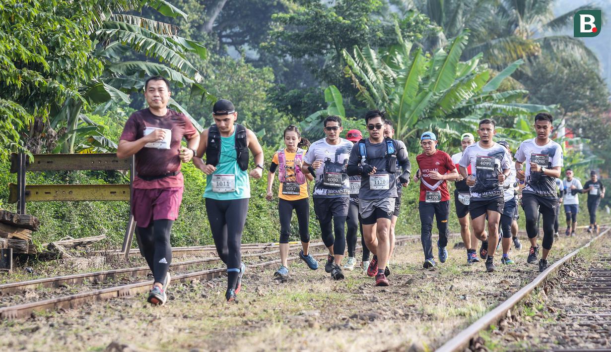 Stasiun Jambu menjadi water station pertama. Beberapa peserta menyematkan untuk mengisi energi, namun lebih banyak yang tetap berlari. (Bola.com/Bagaskara Lazuardi)