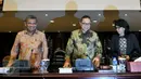 Ketua MPR Zulkifli Hasan (tengah) bersama Kepala Biro Persidangan MPR Muhammad Rizal  dan Ketua Dewan Pembina Kontras Suciwati bersiap memulai kegiatan Sosialisasi Empat Pilar di Gedung Nusantara V DPR RI, Jakarta, Jumat (13/11) (Liputan6.com/Johan Tallo)