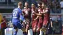 Jeo Hart (kiri) merayakan kemenangan Torino bersama rekan-rekannya usai mengalahkan Roma 3-1  pada lanjutan Serie A Italia di Stadion "Grande Torino" (Olimpico), Turin (25/9/2016). (AFP/Marco Bertorello)
