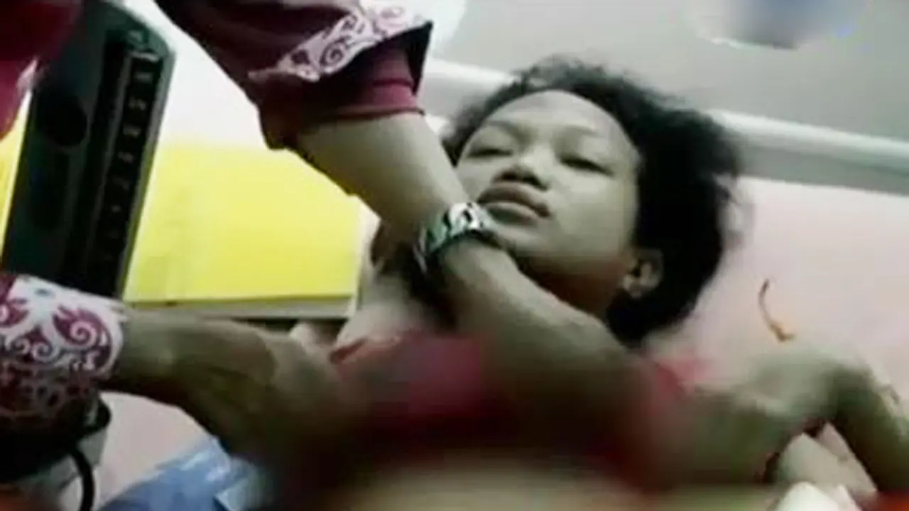 VIDEO: Baju Pelanggan Rusak, Majikan Seterika Perut PRT