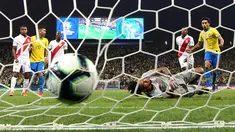 Kiper Peru Pedro Gallese gagal menghentikan pemain Brazil Willian saat mencetak gol ke gawangnya pada laga Grup A Copa America di Arena Corinthians, Sao Paulo, Brasil, Sabtu (22/6/2019). Brasil lolos ke babak perempat final usai membantai Peru 5-0. (AP Photo/Andre Penner)
