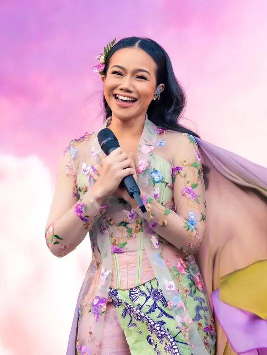 Padu padan kebaya dan rok yang menarik ala Yura Yunita. Beberapa waktu belakangan Yura memang sering menampilkan dirinya mengenakan wastra. Kali ini ia memadukan kebaya cantik bernuansa ungu bermotif bunga-bunga yang cantik dengan rok asimetris. Foto: Instagram.