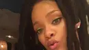 Berakhirnya sebuah hubungan tak berarti pertengkaran juga berakhir. Tidak berdebat secara langsung, namun unggahan foto Rihanna di akun instagramnya sepertinya memang untuk mantan pasangannya, Chris Brown. (Instagram/badgalriri)