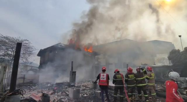 5 Unit Mobil Damkar Dikerahkan