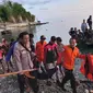 Polsek Kabila Bone dan Basarnas saat melakukan evakuasi Jenazah yang tenggelam. dok:istimewa (Arfandi Ibrahim/Liputan6.com)