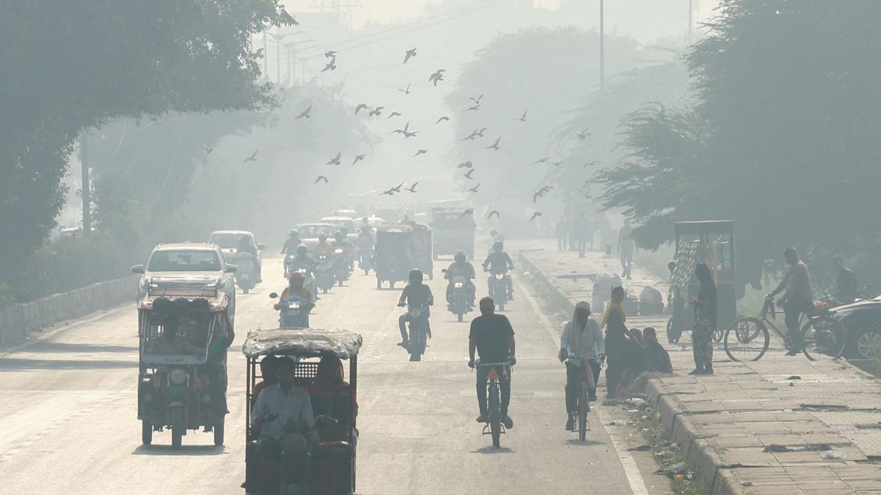Penampakan Polusi Parah yang Cekik Warga New Delhi India
