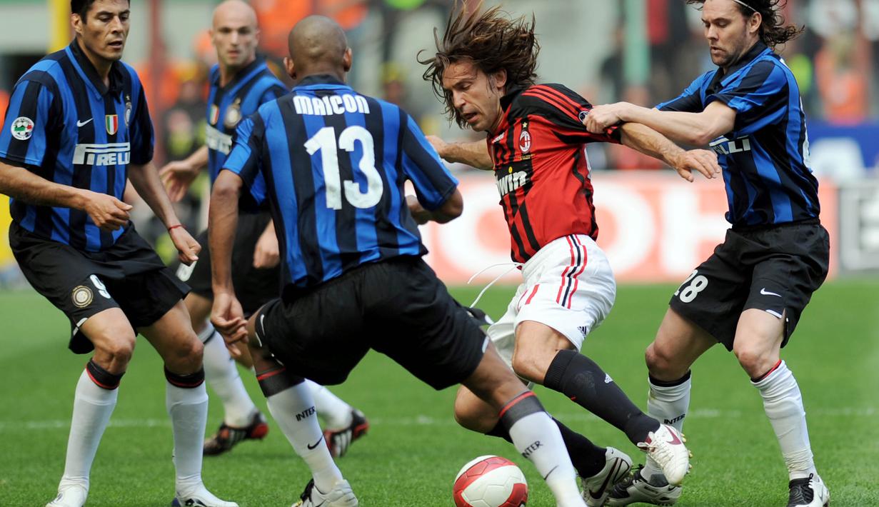 Pria berusia 38 tahun ini memperkuat AC Milan selama 11 musim sejak 2001 hingga 2011. Pirlo mencatatkan 400 penampilan di semua kompetisi dengan mengoleksi 41 gol dan 38 assist. (AFP/Giuseppe Cacace)