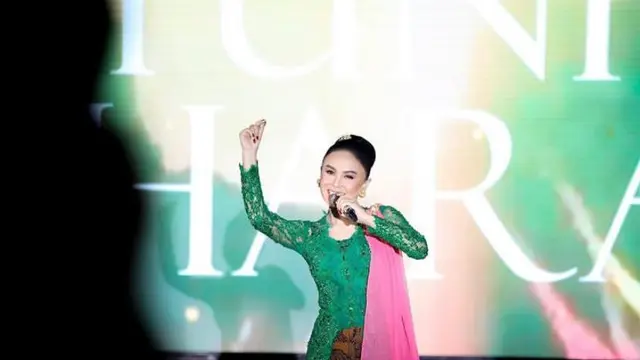 6 Pesona Yuni Shara Berkebaya, Makin Menawan dan Awet Muda di Usia 50 Tahun