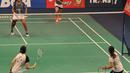 Pebulu Tangkis ganda putri, Nitya Krishinda M/Greysia Polii saat berhadapan dengan pebulu tangkis Eva LEE dan Paula Lynn Obanana di BCA Indonesia Open Superseries Premier 2015  di Istora Senayan, Jakarta, Rabu (3/6/2015). (Liputan6.com/Herman Zakharia)