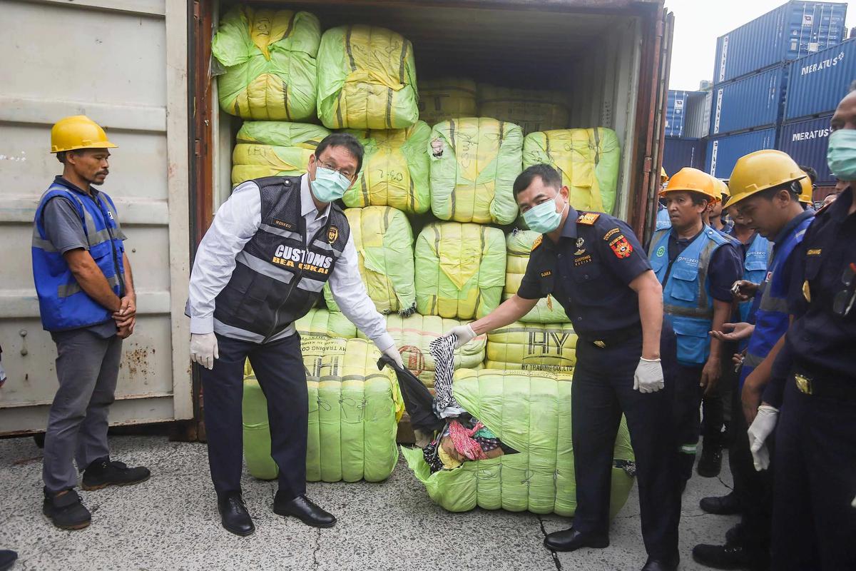 FOTO: Pakaian Bekas Ilegal Senilai Rp53 Miliar Disita di Tanjung Priok