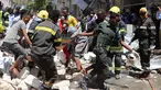 Petugas membawa jenazah korban di lokasi serangan bom mobil di Distrik Hamarwayne, Mogadishu, Ibu Kota Somalia (4/2). Setidaknya sembilan orang tewas dan beberapa lainnya cedera akibat serangan bom mobil tersebut. (AFP Photo/Abdirazak Hussein Farah)