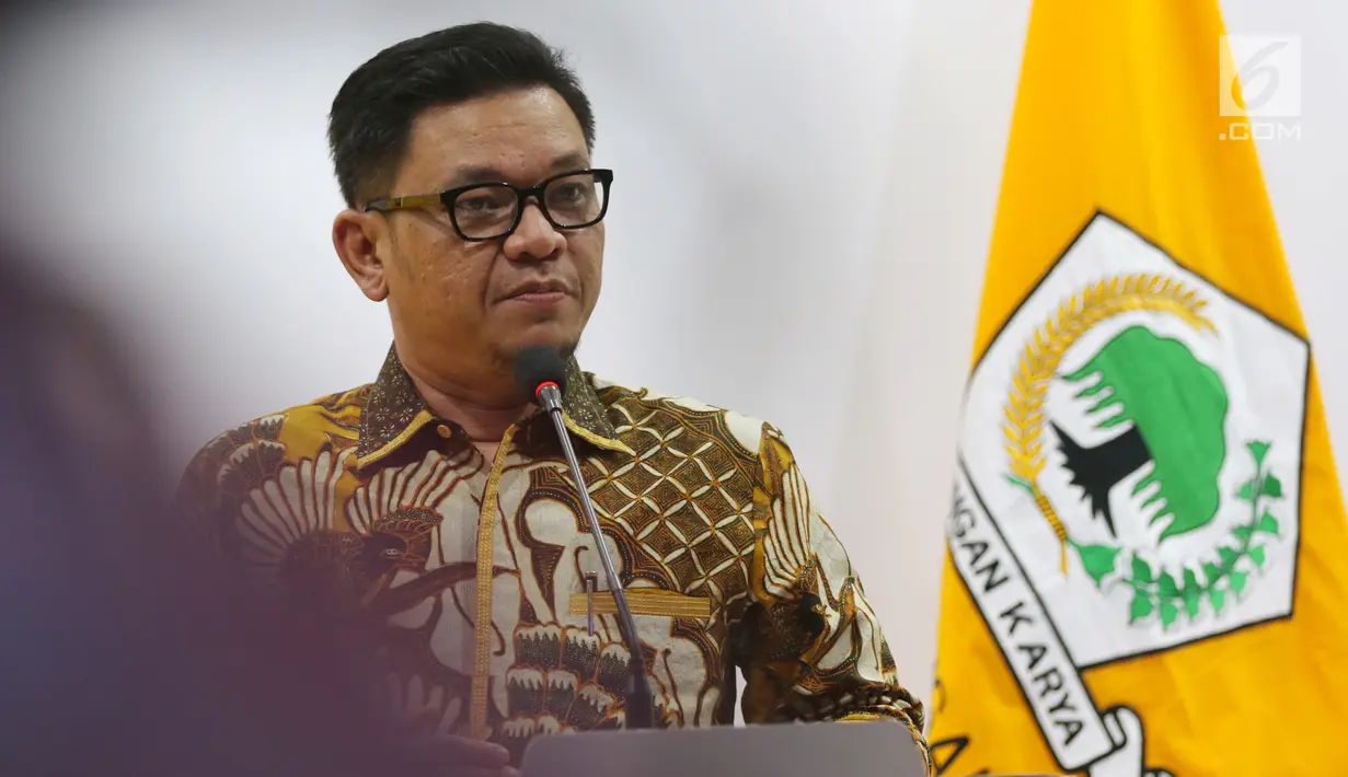 Ketua DPP Partai Golkar Ace Hasan Syadzily memberi keterangan pers terkait pemberhentian dan pengisian jabatan di Jakarta, Selasa (19/3). Erwin Aksa diberhentikan dari Ketua Bidang Koperasi dan UKM DPP Partai Golkar. (Liputan6.com/Johan Tallo)