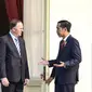 Presiden Joko Widodo berbincang dengan Perdana Mentari Selandia Baru John Key dihalaman belakang usai upacara penyambutan di Halaman Istana Merdeka, Jakarta, Senin (18/7). (Liputan6.com/Faizal Fanani)