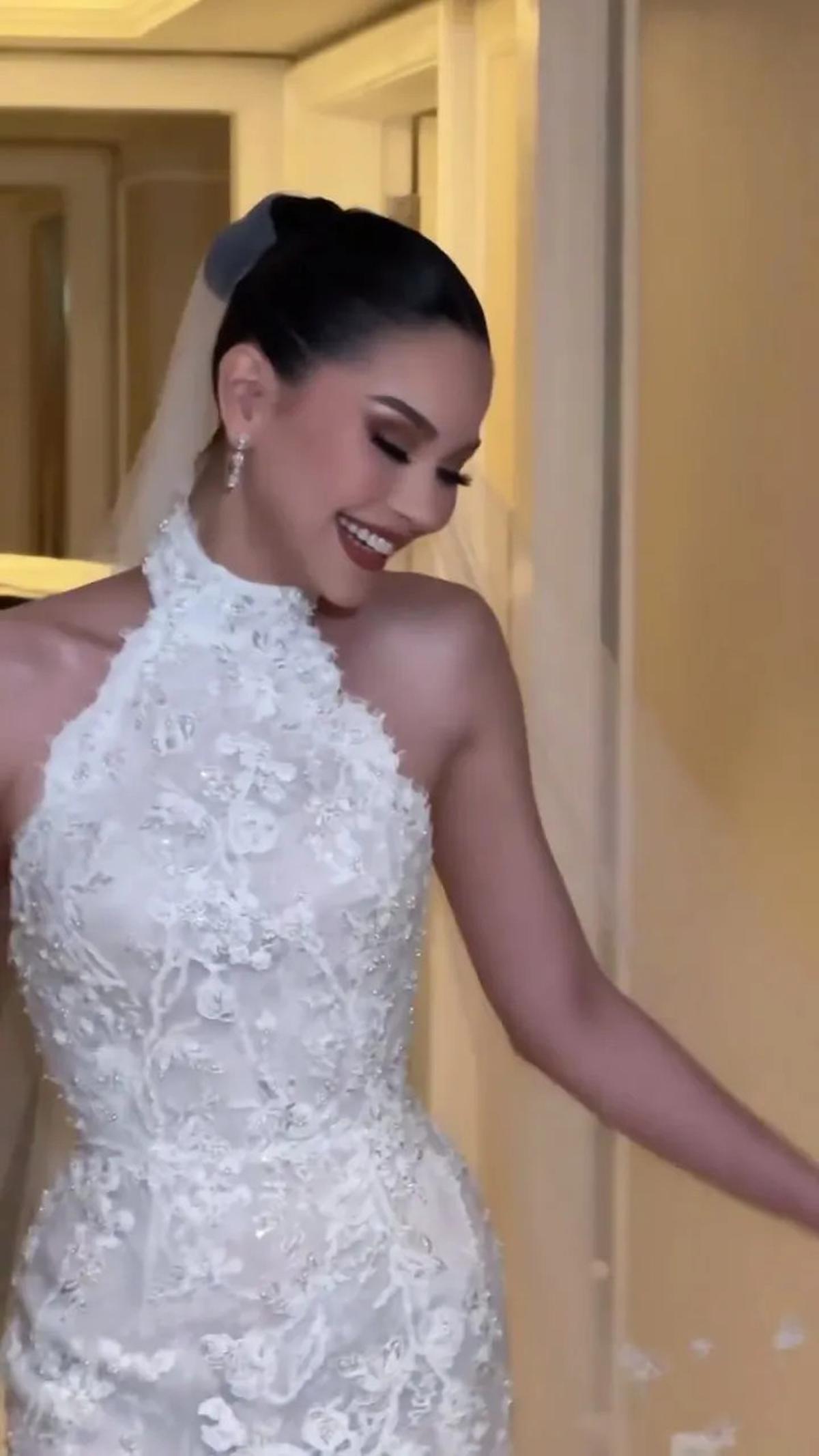 9 Potret Detail Dress Alyssa Daguise di Intimate Dinner Pernikahan dengan Al Ghazali