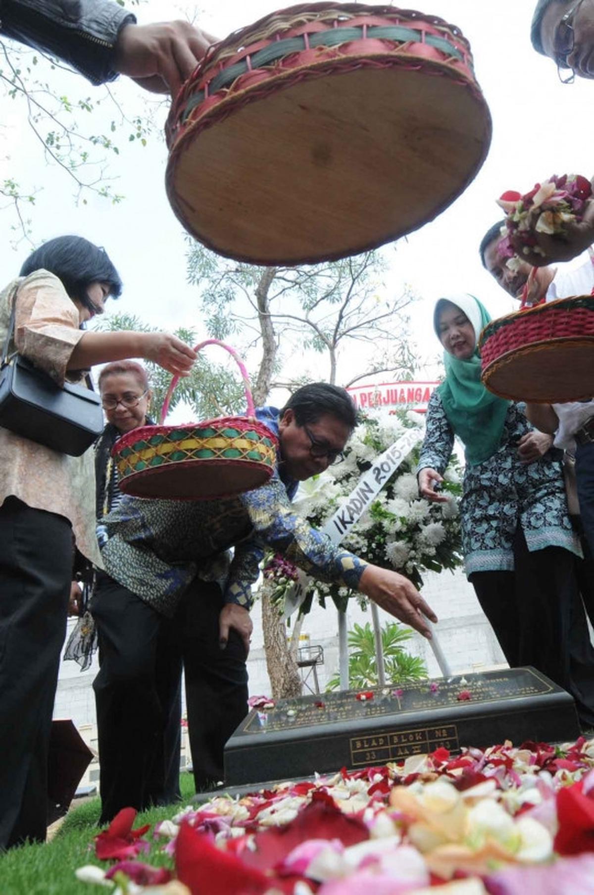 Tabur bunga di makam tokoh pahlawan advokat Indonesia