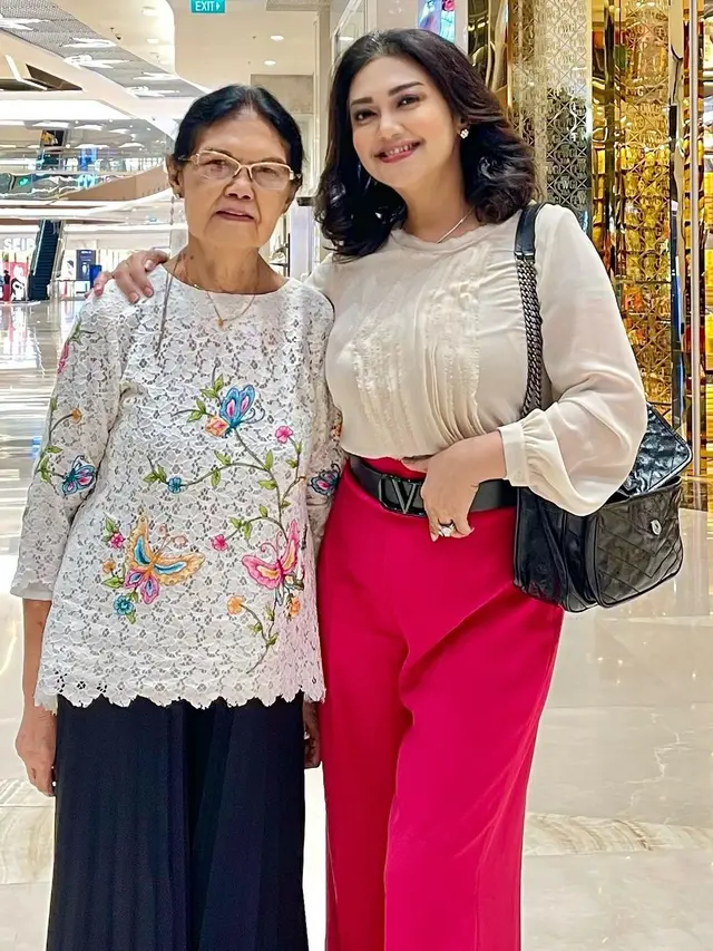 Bella Saphira dan Ibunya