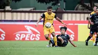 Pemain Sayap kanan Persikabo 1973, Komarudin berusaha mempertahankan bola dari rebutan pemain tengah Arema FC Renshi Yamaguchi pada BRI Liga 1 pekan ke-31 di Stadion PTIK, Jakarta Selatan, Minggu (19/03/2023). Persikabo 1973 menyerah dengan skor telak 1-3. (Bola.com/Nandang Permana)