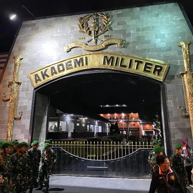 Presiden Prabowo Subianto dan anggota Kabinet Merah Putih tiba di Akademi Militer (Akmil) Magelang, Jawa Tengah, Kamis (24/10/2024). Warga antusias menyambut Presiden dan para pembantunya. (Merdeka.com/Muhammad Genantan Saputra)