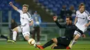 Pemain Lazio, Santiago Gentiletti berusaha melewati hadangan pemain Rosenborg, Fredrik Midtsjo pada laga Liga Europa di Stadion Olimpico, Italia, Kamis (22/10/2015). (Reuters/Tony Gentile)