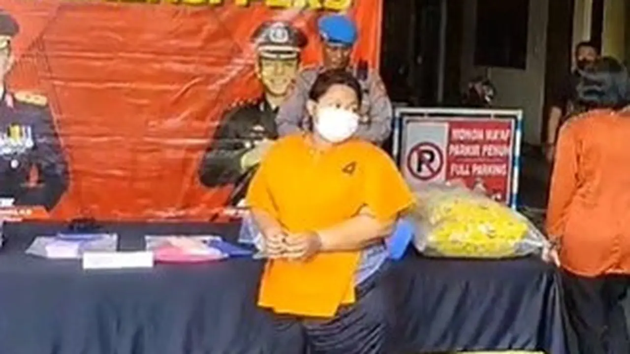 Pelaku saat diamankan di Polres Tulungagung. (Istimewa)