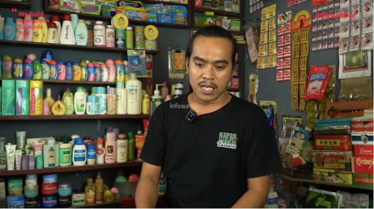 pria koleksi barang jadul