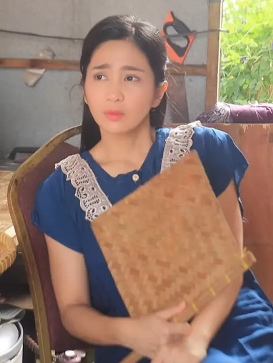 Pose Bunga Zainal berdaster dengan kipas sate di dapur ini tampak lucu [Instagram/bungazainal05]