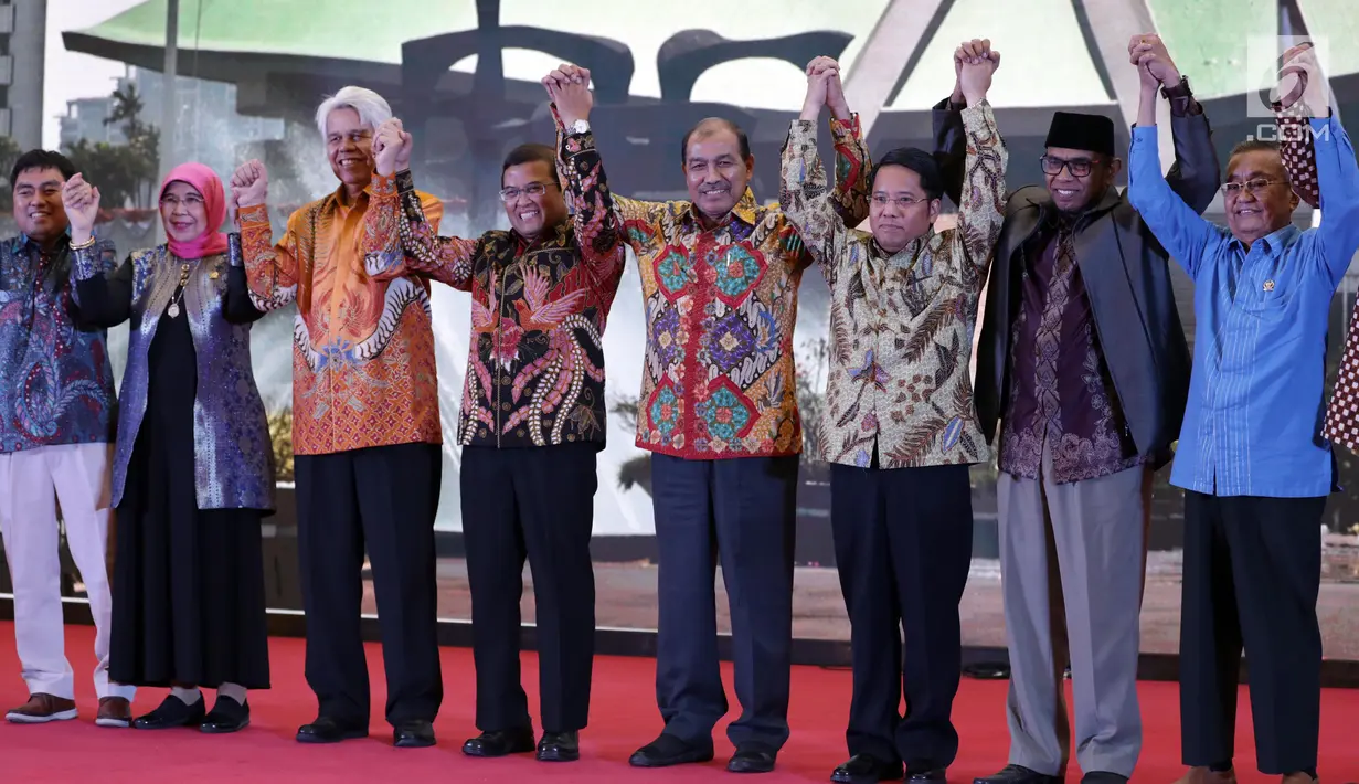 Wakil Ketua DPD Nono Sampono foto bersama saat pembukaan Festival Beasiswa Nusantara di Jakarta, Minggu (25/11). Festival ini kerja sama antara DPD dengan Asosiasi Dosen Indonesia dan Forum Rektor Indonesia. (Liputan6.com/JohanTallo)