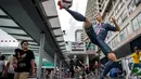 Patung Ibrahimovic mengenakan seragam PSG ikut dipajang di jalan sekitar pusat keramaian Hongkong (AFP Photo/ Philippe Lopez)