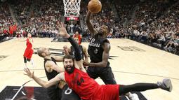 Pemain Chicago Bulls, Nikola Mirotic (44) gagal mencetak poin saat dihadang para pemain Spurs  pada lanjutan laga NBA di AT&T Center, (25/12/2016). San Antonio Spurs menang 119-100. (Reuters/Soobum Im-USA TODAY Sports)