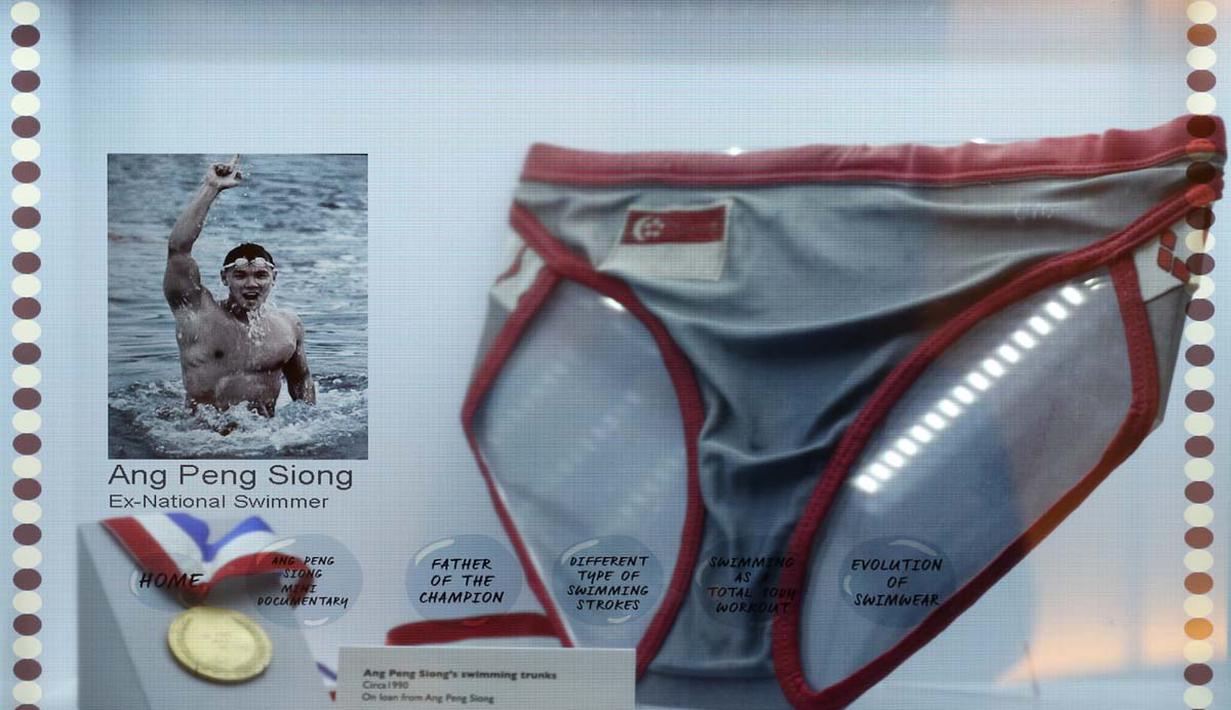 Memorabilia legenda renang Singapura, Ang Peng Siong, menjadi koleksi Museum Olah Raga Singapura. (Bola.com/Arief Bagus)