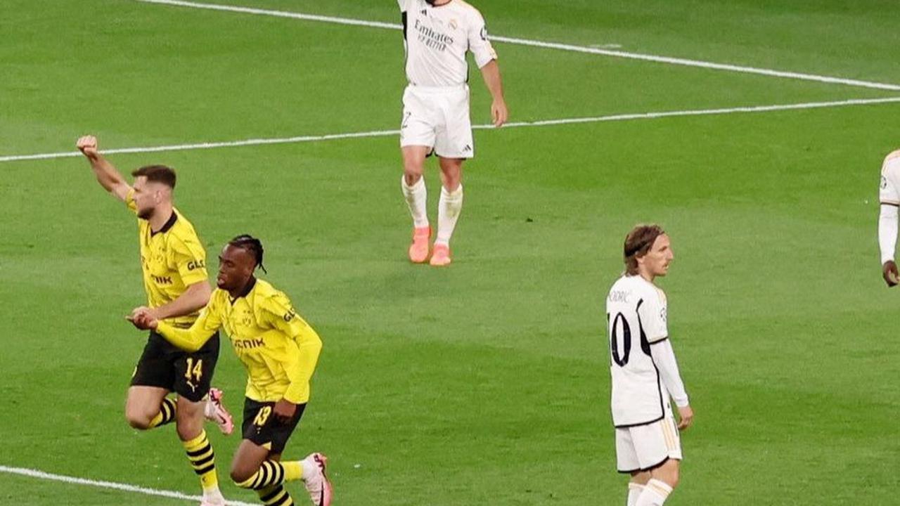Beberapa peluang berbahaya pun diciptakan Dortmund, mulai dari aksi Karim Adeyemi hingga tendangan Niclas Fullkrug yang sayangnya membentur tiang gawang. Foto: REUTERS<br>