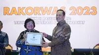 Menteri Lingkungan Hidup dan Kehutanan (KLHK) Siti Nurbaya saat menerima penghargaan juara 1 nasional BerAKHLAK nilai Harmonis yang diberikan founder ESQ Group Ary Ginanjar Agustian, Senin (8/5/2023).