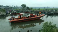 Tim SAR mendekati dua perahu yang bertabrakan di perairan jepara. (foto : Liputan6.com / edhie prayitno ige)