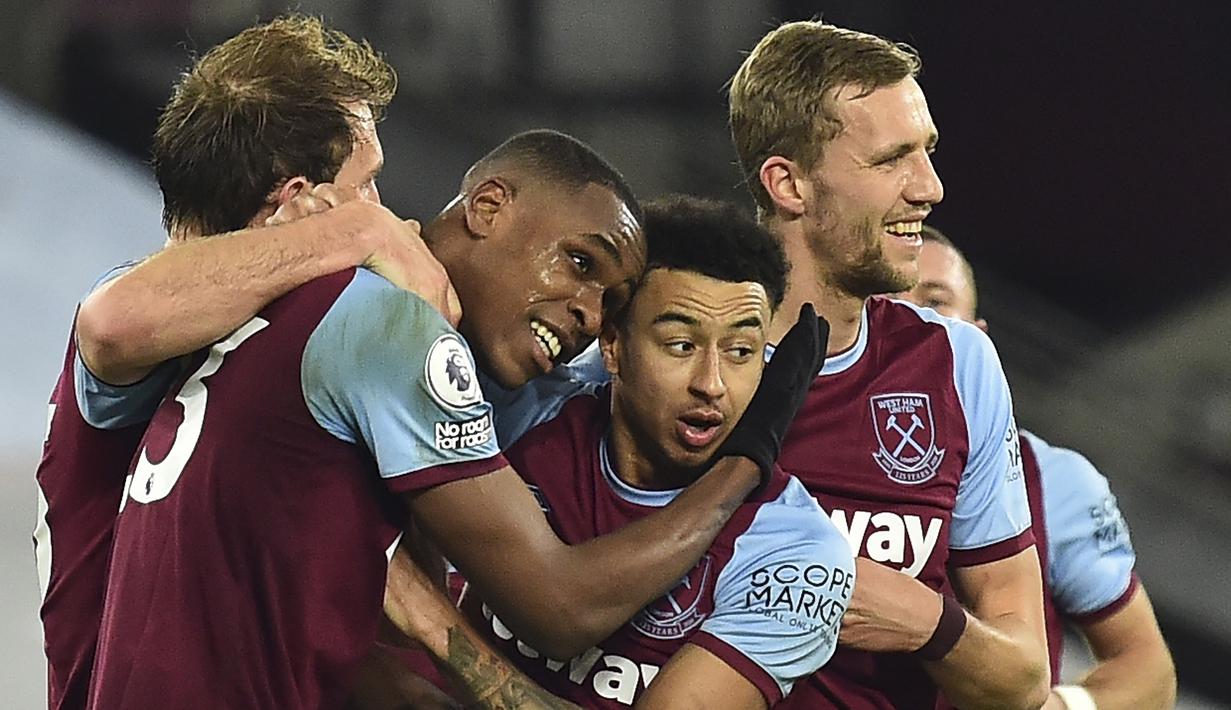 Para pemain West Ham United merayakan gol kedua ke gawang Sheffield United yang dicetak bek Issa Diop (kedua dari kiri) dalam laga lanjutan Liga Inggris 2020/21 pekan ke-24 di London Stadium, London, Senin (15/2/2021). West Ham menang 3-0 atas Sheffield United. (AP/Glyn Kirk/Pool)
