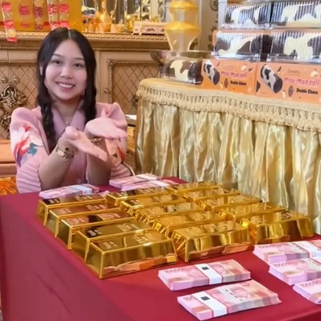 Buat Konten Ngidam Berenang Di Uang, Ini 10 Potret Sisca Kohl Dengan Gepokan Rupiah