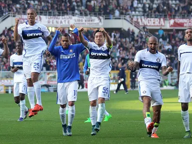 Para Pemain Inter Milan merayakan kemenagan atas Torino pada lanjutan Liga Italia Serie A di Stadion Olympic, Turin, MInggu (8/11/2015) WIB. (AFP Photo/Marco Bertorello)