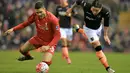 Pemain Exeter City,  Will Hoskins (kanan) mengejar bola bersama pemain Liverpool, Tiago Ilori  pada laga piala FA putaran ketiga di Stadion, Anfield, Liverpool, Kamis (21/01/20160 dini hari WIB. (AFP /Paul Ellis)