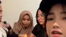 Fuji memegang buket uang dengan pecahan Rp 50 ribuan. Buket tersebut tampak besar dan mencapai jutaan rupiah. Tampak beberapa karyawannya menyalakan lilin. [Instagram/fujiasnaawi]