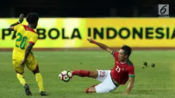 Bek Timnas Indonesia, Hansamu Yama Pranata (kanan) berebut bola dengan pemain Guyana, Trayon Bobb pada laga persahabatan di Stadion Patriot Candrabhaga, Bekasi, Sabtu (25/11). Indonesia unggul 2-1. (Liputan6.com/Helmi Fithriansyah)