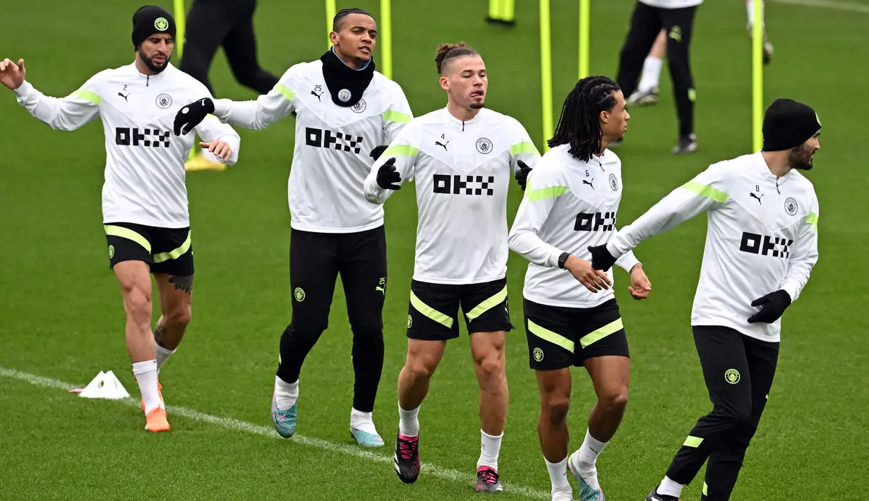 (kiri-kanan) Pemain Manchester City Kyle Walker, Swiss Manuel Akanji, Kalvin Phillips, Nathan Ake, dan Ilkay Gundogan menjalani sesi latihan tim di tempat latihan Manchester City di Manchester, Inggris, 21 Februari 2023. Manchester City akan menghadapi RB Leipzig pada pertandingan sepak bola babak 16 besar Liga Champions. (Paul ELLIS/AFP)