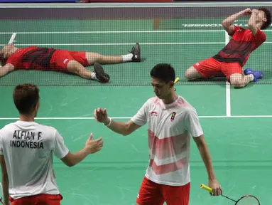 Ganda putra Indonesia, Kevin Sanjaya S/Marcus F Gideon merayakan kemenangan atas Fajar Alfian/M Rian Ardianto di Final Bulutangkis Asian Games 2018 di Istora GBK, Jakarta, Selasa (28/8). Kevin/Marcus unggul 2-1. (Liputan6.com/Helmi Fithriansyah)