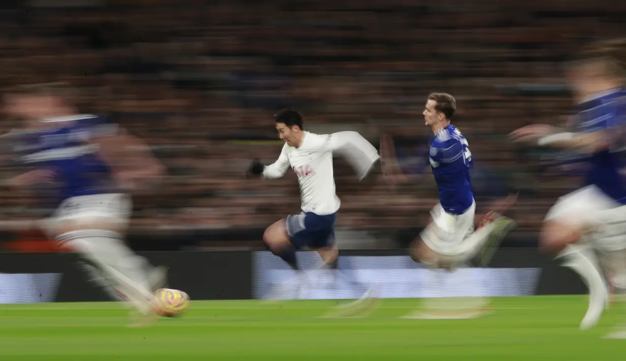 Minim serangan di babak pertama, Spurs langsung tancap gas di babak kedua. Son Heung-min dengan larinya yang kencang beberapa kali mengancam gawang Leeds United. (AP Photo/Ian Walton)