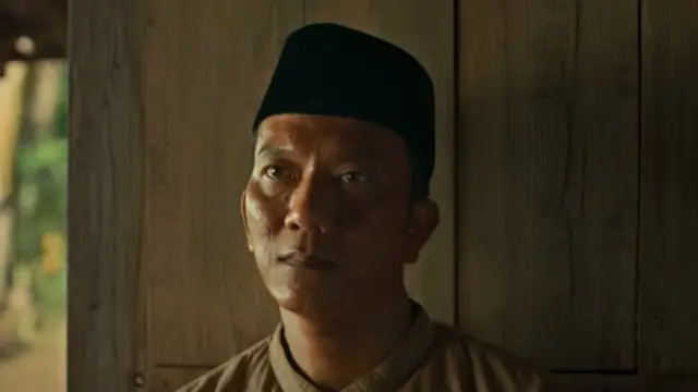 Teuku Rifnu Wikana sebagai Soleh dalam film Bayi Ajaib. (Foto: Dok. Falcon Black)