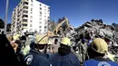 Tim penyelamat penambang berkumpul di sekitar bangunan yang runtuh, 248 jam setelah gempa berkekuatan 7,8 magnitudo yang melanda sebagian wilayah Turki dan Suriah, di Kahramanmaras, Turki, Kamis (16/2/2023). Hingga kini, tim penyelamat baik dari dalam negeri maupun komunitas internasional masih terus melakukan pencarian dan penyelamatan. (OZAN KOSE/AFP)