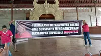 Sejumlah orang yang mengatasnamakan komunitas masyarakat peduli timnas Indonesia membentangkan spanduk sindiran terhadap Gubernur Bali, I Wayan Koster usai FIFA mencabut status tuan rumah Indonesia di Piala Dunia U-20 2023. (Liputan6/Kori Sofianty)